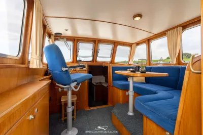 kajuitinterieur met zitbank en tafel