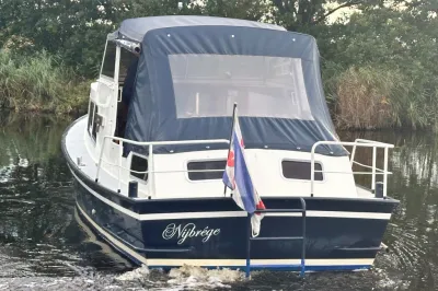 achteraanzicht van boot in het water