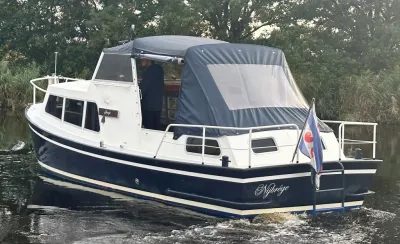 motorboot met achtertent op het water