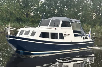 blauw-witte motorboot op rustig water