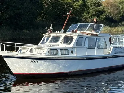wit motorkruiser op het water