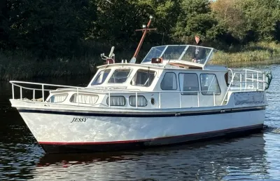 wit motorkruiser op het water