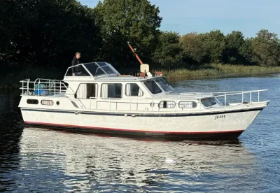 witte motorkruiser op rustig water