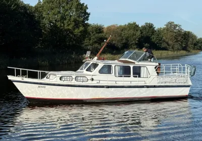 witte motorkruiser op rustig water