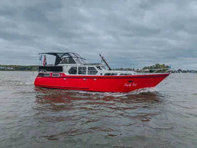 rood motorjacht in het water