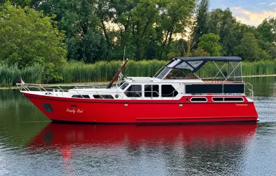 rood motorjacht op rustig water