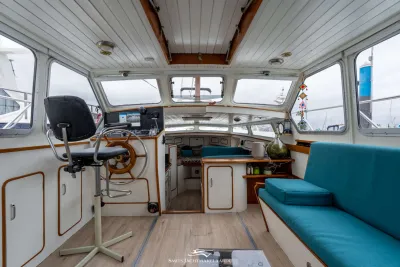 interieur stuurhut met salon en stuurwiel