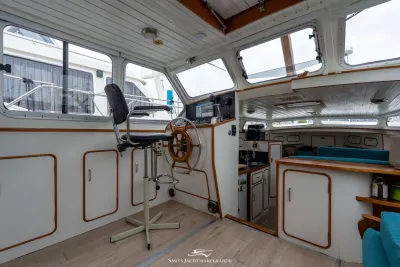 interieur met stuurpositie en kajuit