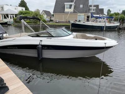 wit bowrider motorboot aangemeerd