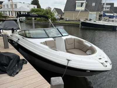 bowrider aangemeerd bij een steiger