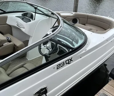 Voorzijde van een witte bowrider op het water
