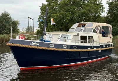 motorboot op water met oever op de achtergrond