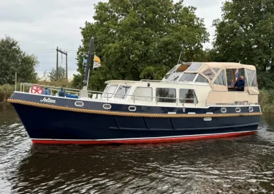 motorjacht gezien in zijaanzicht op water
