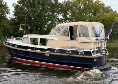 blauw motorjacht met kuiptent op het water