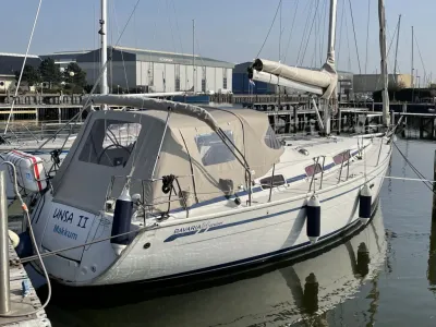 zeiljacht aangemeerd in jachthaven