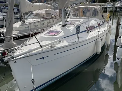 zeiljacht afgemeerd in jachthaven
