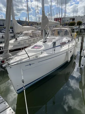 zeiljacht afgemeerd in jachthaven
