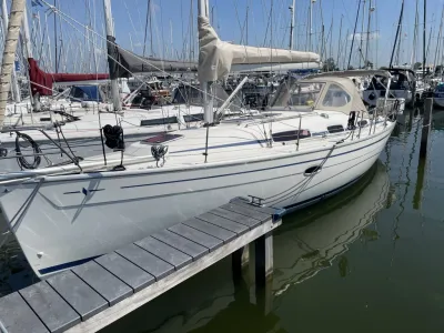 zeiljacht afgemeerd in een jachthaven