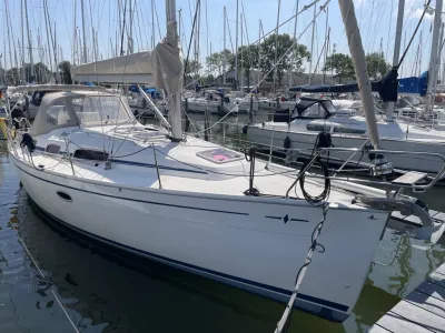 Zeiljacht afgemeerd in jachthaven