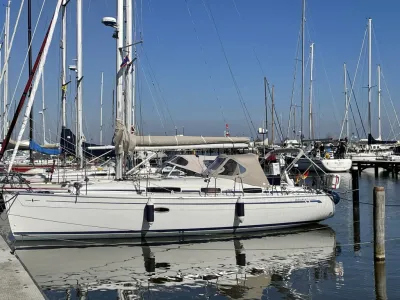 zeiljacht aangemeerd in jachthaven