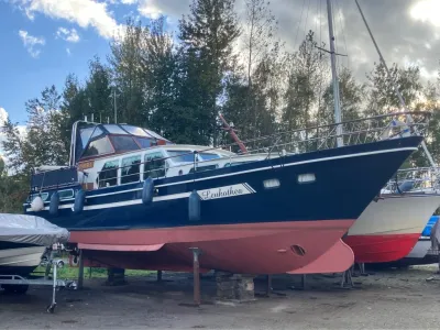 motorjacht op de kant met blauwe en roze romp