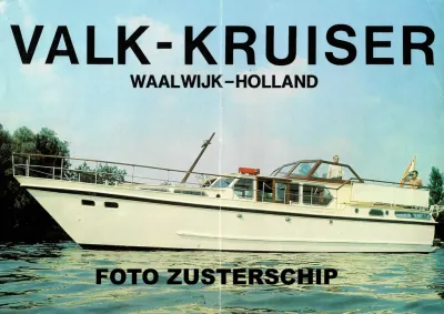 Motorjacht op het water met bemanning