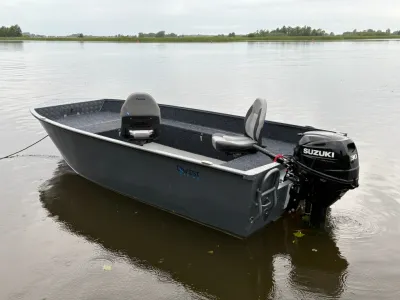 Aluminium visboot op rustig water