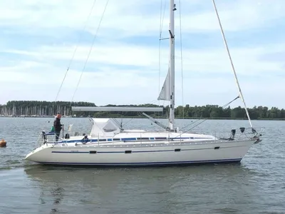 zeilboot op water met wal op achtergrond