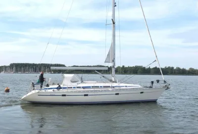 zeilboot op het water met kuip en mast