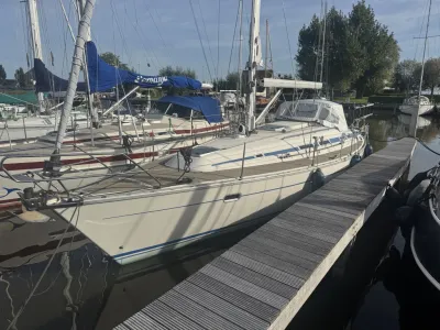 zeilboot afgemeerd in een jachthaven