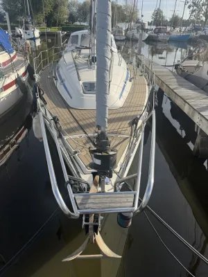 voorkant van een zeilboot in de haven