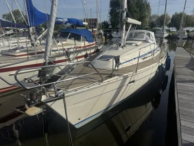 zeiljacht afgemeerd in jachthaven