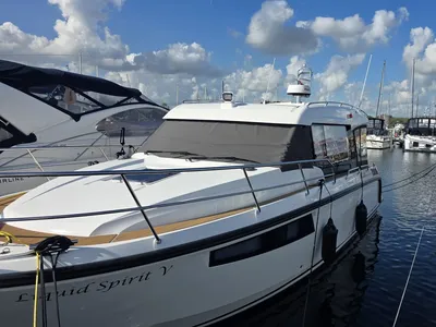 motorboot afgemeerd in jachthaven