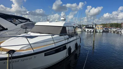 motorboot afgemeerd in jachthaven