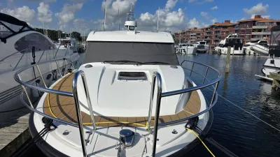 voorkant motorjacht in de haven