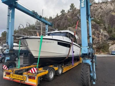 motorboot op trailer bij hijskraan