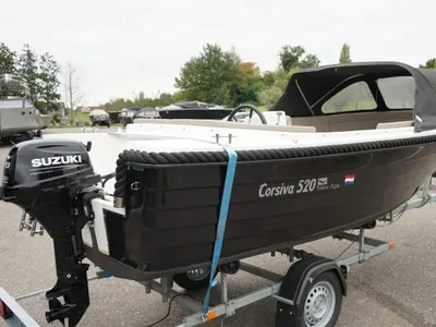 sloep op trailer buiten locatie