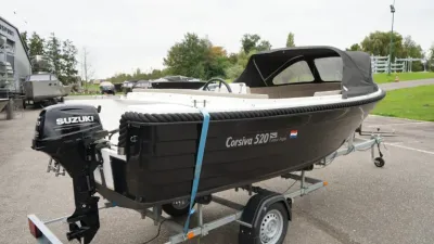 sloep op trailer buiten locatie