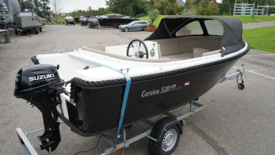 sloep op trailer met buiskap en motor