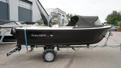 sloep op trailer met buiskap