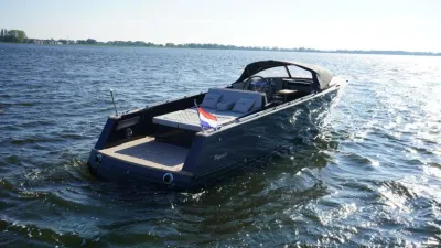 tender sloep op open water