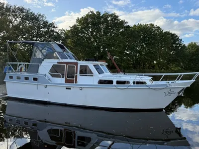 wit motorschip op rustig water