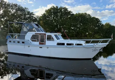 wit motorschip op rustig water