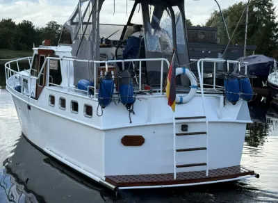 achterzijde van wit motorschip in water