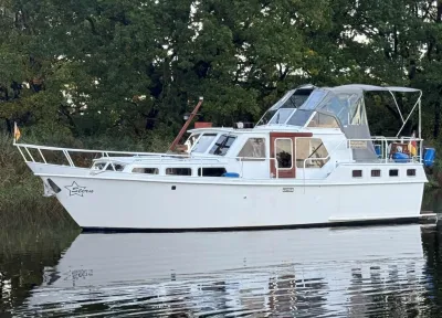 wit motorschip in het water