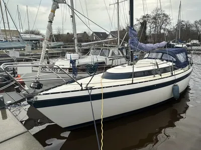 zeiljacht in jachthaven langs steiger