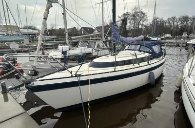 zeiljacht in jachthaven langs steiger