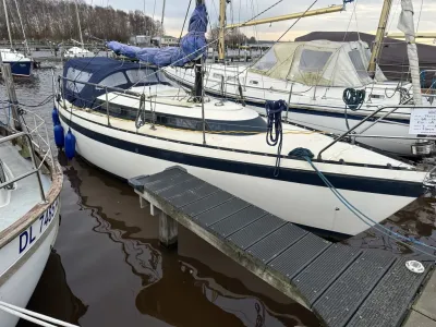 zeilboot aangemeerd aan steiger in jachthaven