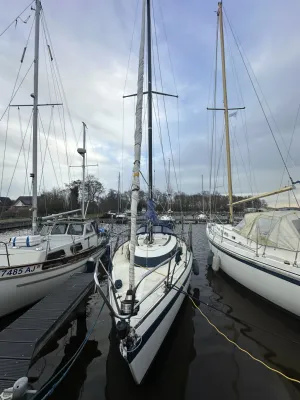 vooraanzicht zeilboot in jachthaven