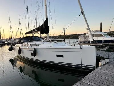zeiljacht afgemeerd in jachthaven bij zonsondergang
